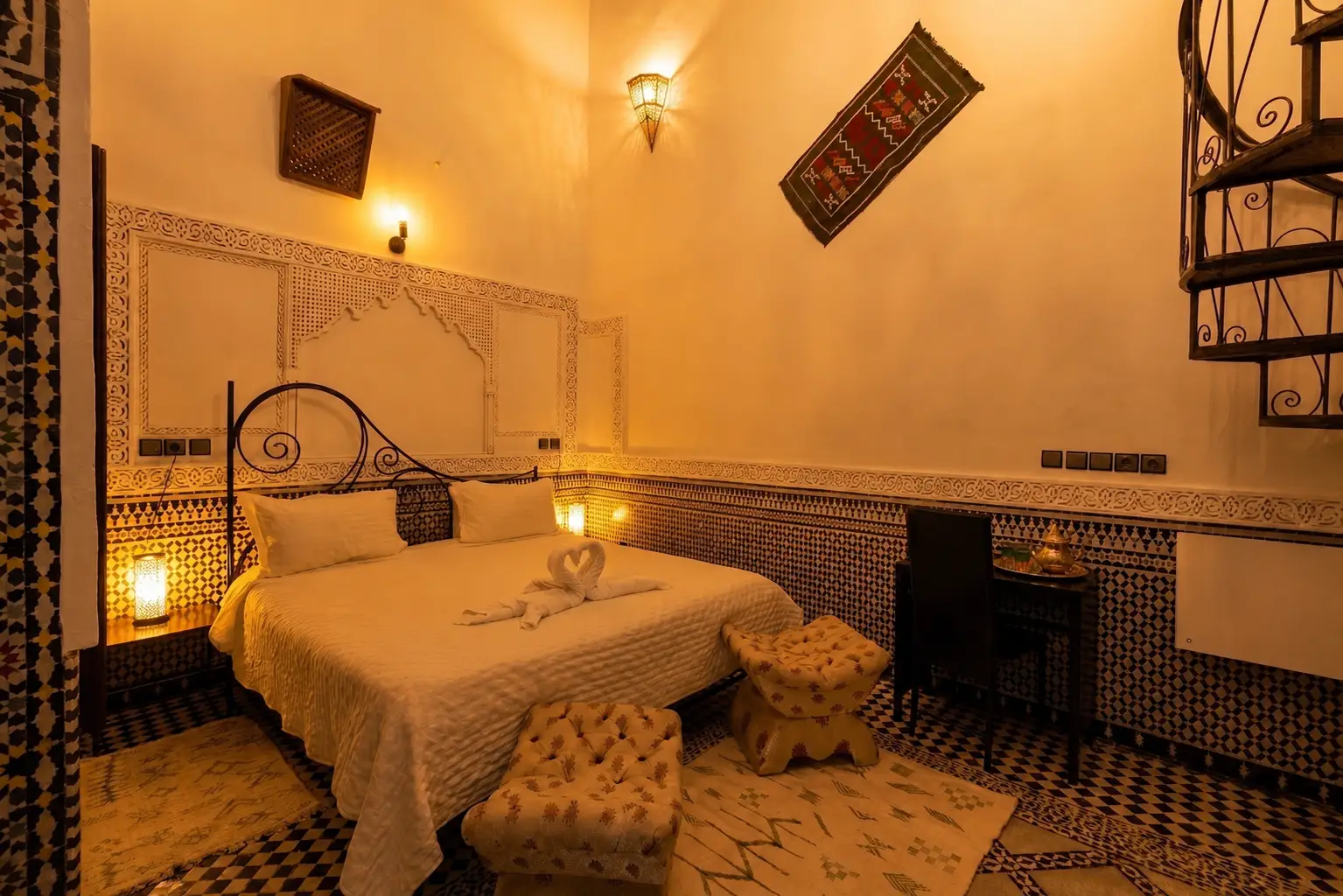 Suite Leila du Riad Youssef à Fès avec décoration marocaine traditionnelle et grand lit